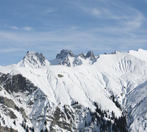 Versant de montagne enneigé aux Areches
