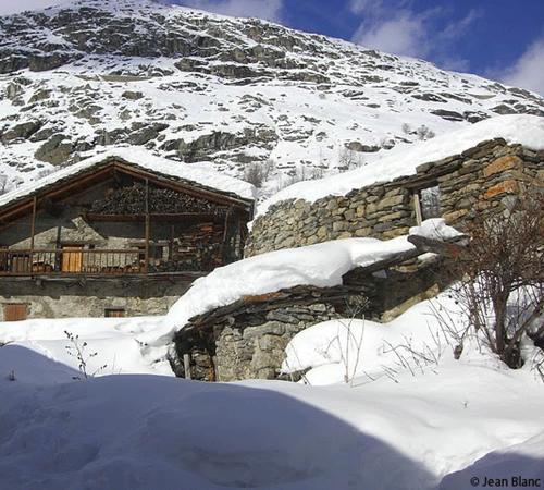 Village sous la neige
