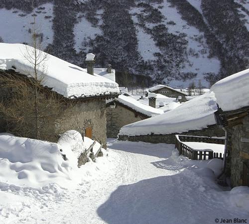 Village sous la neige
