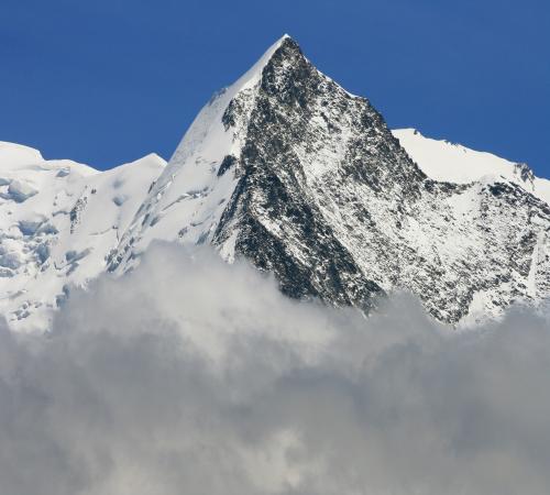 Montagne émergeant des nuages à Chamonix
