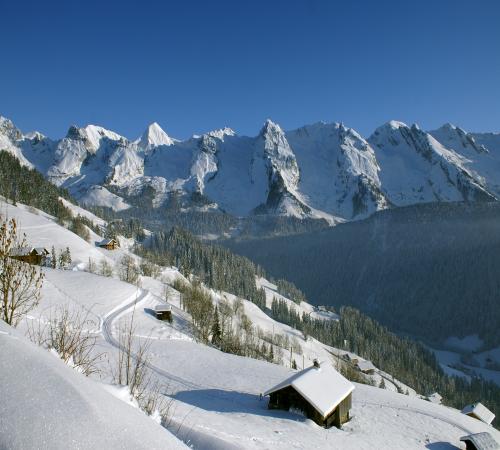 Chalet sous la neige près de La Clusaz
