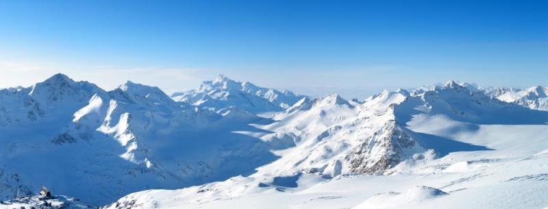 Panoramique des montagnes entourant les 2 Alpes

