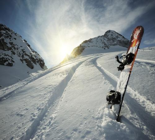 Snowboard planté dans la neige aux 2 Alpes
