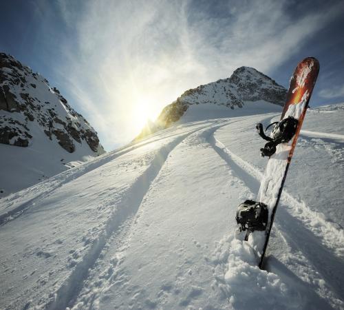 Snowboard planté dans la neige aux 2 Alpes