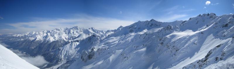 Panoramique des montagnes entourant les 7 Laux