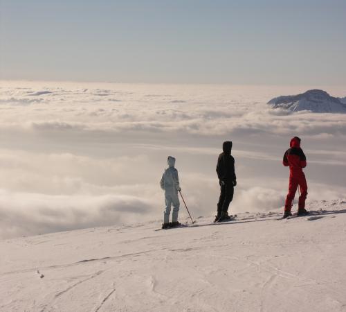 Les montagnes percent les nuages aux 7 Laux