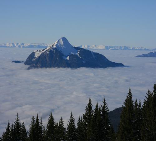 Montagne émergeant des nuages près des Carroz
