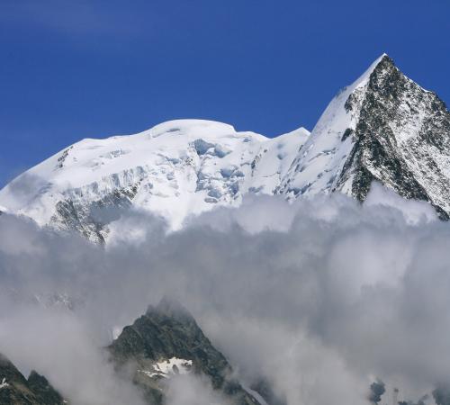 Montagnes percant les nuages aux Contamines