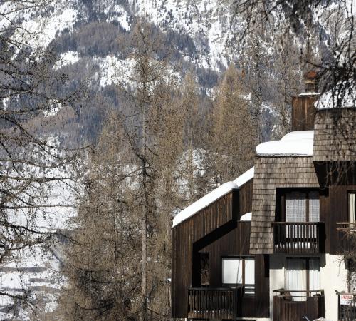 Un chalet niché au creux de la forêt des Orres