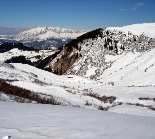 Montagnes enneigées aux Saisies