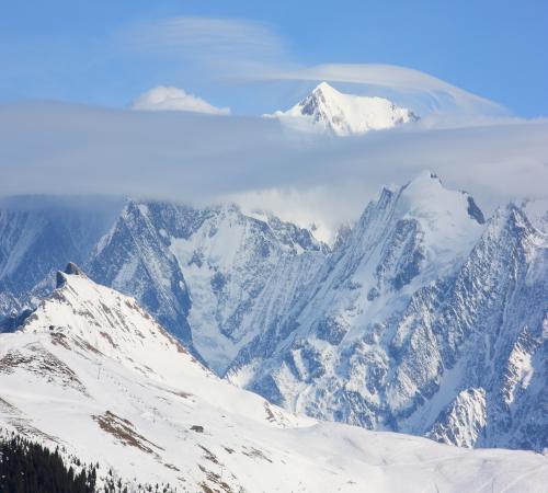 Nuages surplombant les montagnes près des Saisies