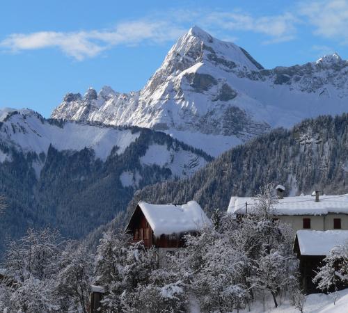 Chalets sous la neige à Notre Dame de Bellecombe